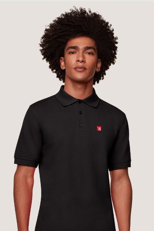 Männliches Model mit schwarzem Poloshirt mit rotem Finanz Informatik Logo auf linker Brust