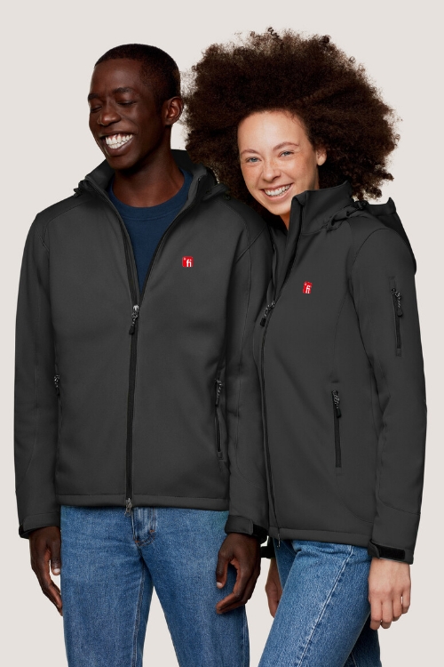 Männliches und weibliches Model tragen schwarze Regenjacke mit rotem Finanz Informatik Logo auf der linken Brust