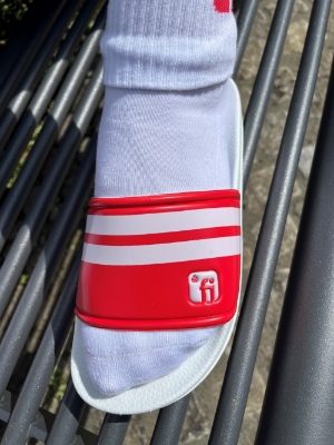 Zeige Details für FI Lette  Badelatsche mit Fuß in weißer Socke, weiße Sohle, Brücke in weiß/rot gestreift mit Finanz Informatik Logo