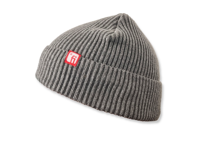 Graue Mütze mit rotem Weblabel mit weißem Finanz Informatik Logo, seitlich