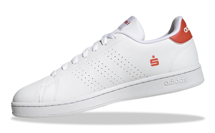 Weißer Sneaker mit roter Hake, rotes Sparkassenlogo seitlich