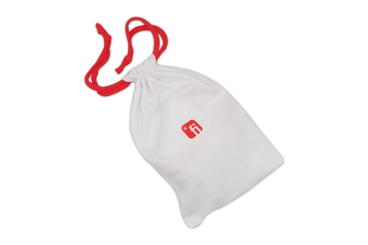 Weißer Beutel mit rotem Zugband und rotem Finanz Informatik Logo mittig auf Vorderseite