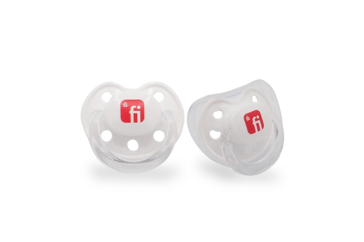 weiße Schnuller mit rotem Finanz Informatik Logo auf Vorderseite